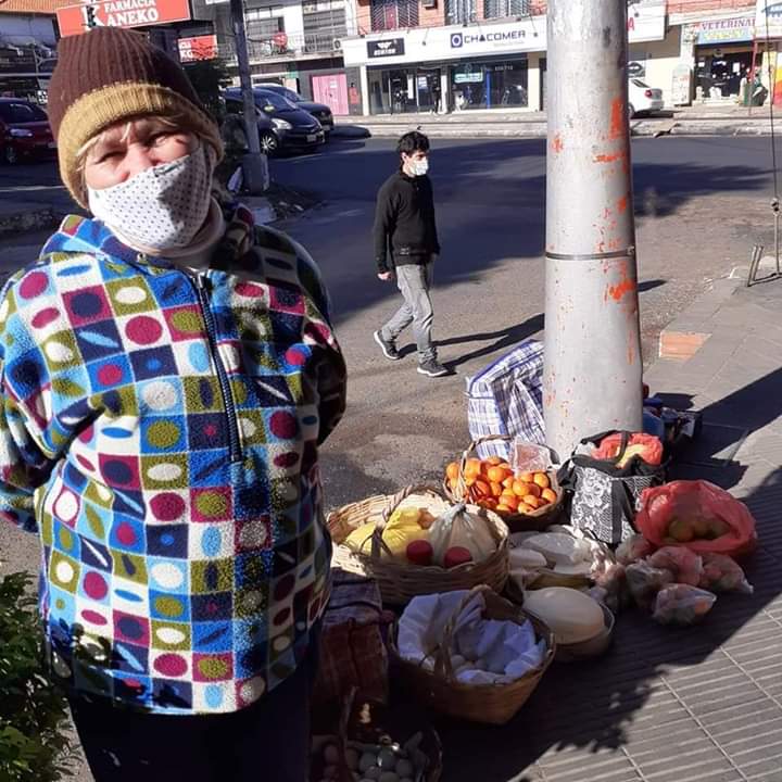 silvarobarbi's tweet photo. ANTES QUE SE ME PASE OTRA VEZ!! Quiero presentarles a Ña Rubia, junto con Ña Conce, vienen de Caacupé a vender sus mercaderías
Huevo casero 20 mil la docena, queso Paraguay 30 mil el kilo, mandarina, naranja, dulce de mamón, mani ku'i, dulce de batata https://t.co/p1tRe9XKnC