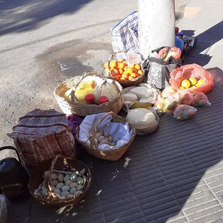 silvarobarbi's tweet photo. ANTES QUE SE ME PASE OTRA VEZ!! Quiero presentarles a Ña Rubia, junto con Ña Conce, vienen de Caacupé a vender sus mercaderías
Huevo casero 20 mil la docena, queso Paraguay 30 mil el kilo, mandarina, naranja, dulce de mamón, mani ku'i, dulce de batata https://t.co/p1tRe9XKnC