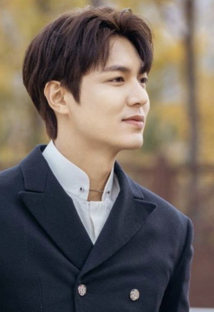 *A thread on Lee Gon and LMH as an actor.  #aftertlkem  #leeminho  @ActorLeeMinHo  #TheKingEternalMonarch---Nobility, strength, heartbreaking vulnerability--there is so much craft to Lee Min Ho's "Lee Gon" that weeks after it has ended,it burns fresh in my memory like an imprint.