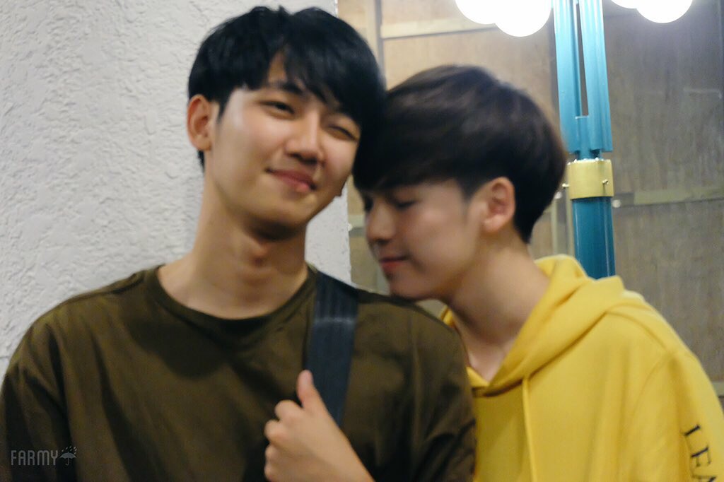titleearth1's tweet image. Can we just talk about how these two love to 

•TOUCH EACH OTHERS LIPS
•STARE LIKE THEY'RE ON THEIR OWN WORLD
*SNIFF (BUNNY TAGGING)
*BRAGGING

NO I'M NOT COMPLAINING, I ACTUALLY NEED MORE!

#titlekrt
#cooheart
#vtime 
#LBC2