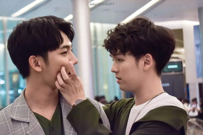 titleearth1's tweet image. Can we just talk about how these two love to 

•TOUCH EACH OTHERS LIPS
•STARE LIKE THEY'RE ON THEIR OWN WORLD
*SNIFF (BUNNY TAGGING)
*BRAGGING

NO I'M NOT COMPLAINING, I ACTUALLY NEED MORE!

#titlekrt
#cooheart
#vtime 
#LBC2