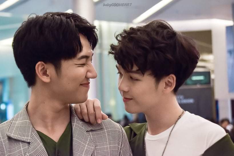 titleearth1's tweet image. Can we just talk about how these two love to 

•TOUCH EACH OTHERS LIPS
•STARE LIKE THEY'RE ON THEIR OWN WORLD
*SNIFF (BUNNY TAGGING)
*BRAGGING

NO I'M NOT COMPLAINING, I ACTUALLY NEED MORE!

#titlekrt
#cooheart
#vtime 
#LBC2