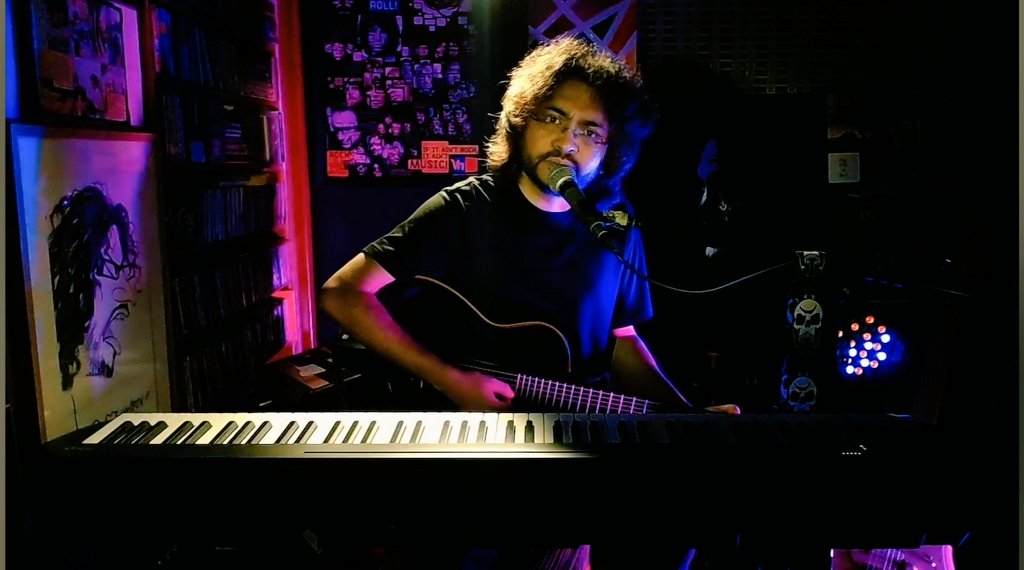 Biswajit304's tweet photo. @rupamislam74 কাল এক অন্য রকম কিছু খুঁজে পেলাম একক এ।প্রতিবার অডিটোরিয়াম এ দেখি এই একক ।কাল দেখলাম অনলাইন এ কিন্তু ঘর টাকে এমন ভাবে লাইট দিয়ে সাজিয়ে নিয়েছিলাম ,মনে হচ্ছিল আমি অডিটোরিয়াম এই বসে আছি।
একক নিয়ে বেশি কিছু বলার দরকার পড়েনা।
গুরু তুমি সেরা🖤
জয় রক🖤 https://t.co/vCrt7BMMKM
