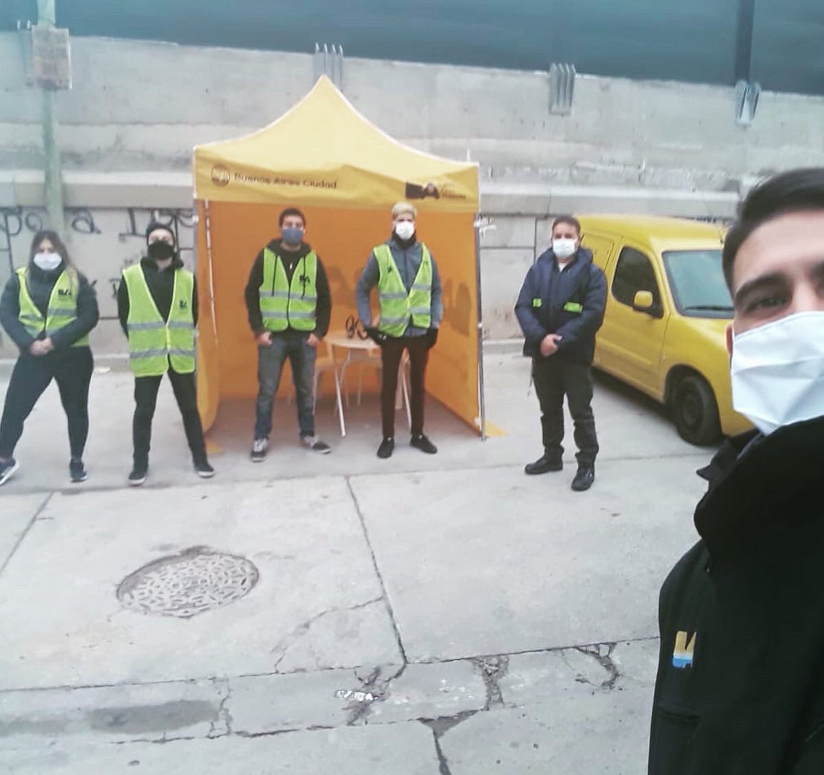 jpbarriosdelsur's tweet photo. #BuenosAiresPresente en el barrio La Carbonilla.

Seguimos con las postas de prevención y junto a @BASalud con búsqueda activa de contactos estrechos y/o personas con síntomas para que sean testeadas. 

#QuedateEnCasa https://t.co/kxuISiGvGK