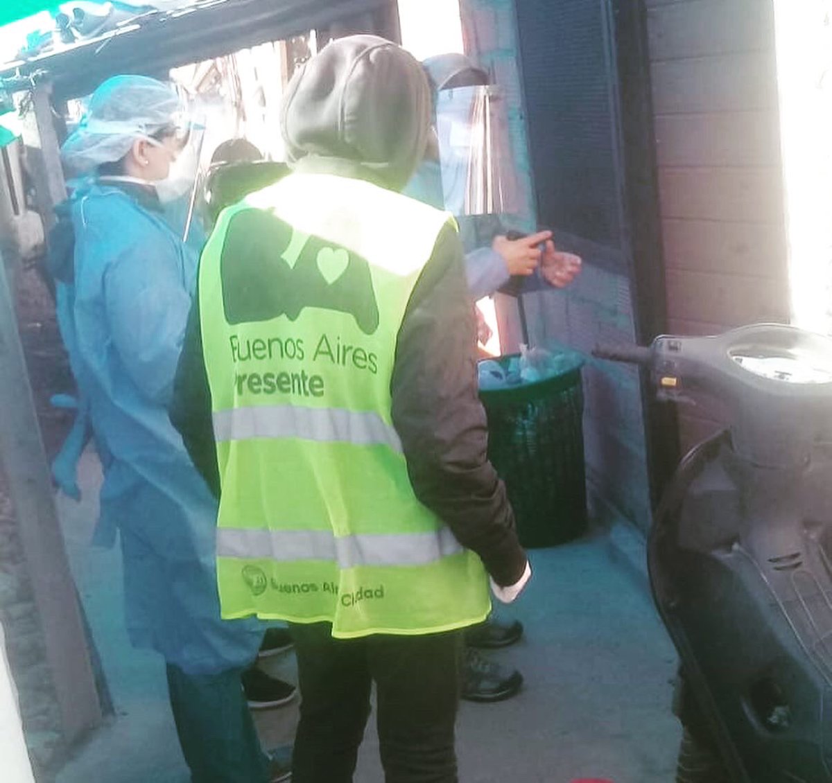 jpbarriosdelsur's tweet photo. #BuenosAiresPresente en el barrio La Carbonilla.

Seguimos con las postas de prevención y junto a @BASalud con búsqueda activa de contactos estrechos y/o personas con síntomas para que sean testeadas. 

#QuedateEnCasa https://t.co/kxuISiGvGK