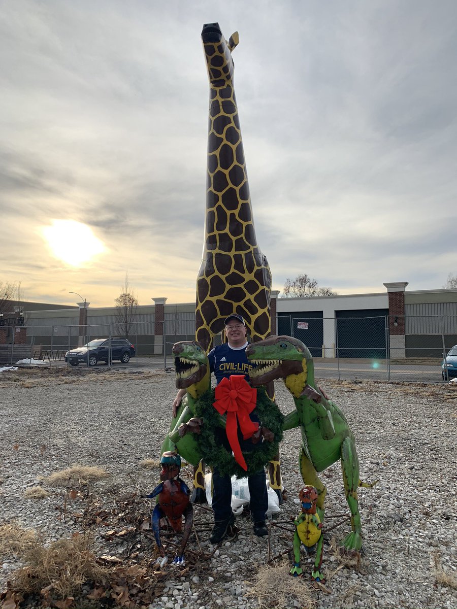 ParkJakes's tweet photo. It’s 10 pm do you know where our Giraffe is? 😢 https://t.co/i42DpGyYBH