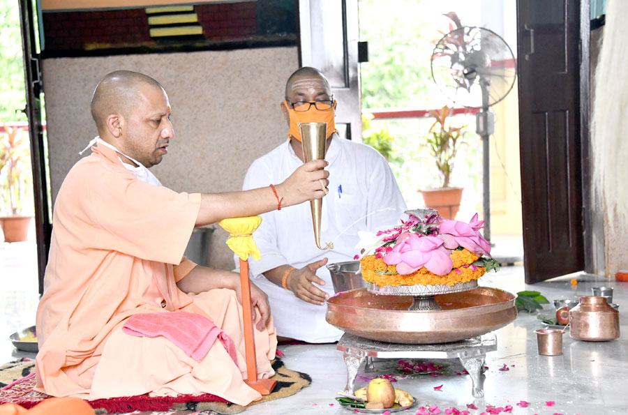 myogiadityanath's tweet photo. देवाधिदेव महादेव के परम प्रिय पवित्र श्रावण मास के प्रथम सोमवार की देशवासियों एवं श्रद्धालुओं को हार्दिक शुभकामनाएं।

भगवान शंकर जी से प्रार्थना है कि हम सभी पर उनकी कृपा सदा-सर्वदा बनी रहे।

भगवान भोलेनाथ जी की कृपा से 'कोरोना' का नाश हो, मानवता का उत्थान हो।

ॐ नमः शिवाय। https://t.co/EvGvR9vJ4H