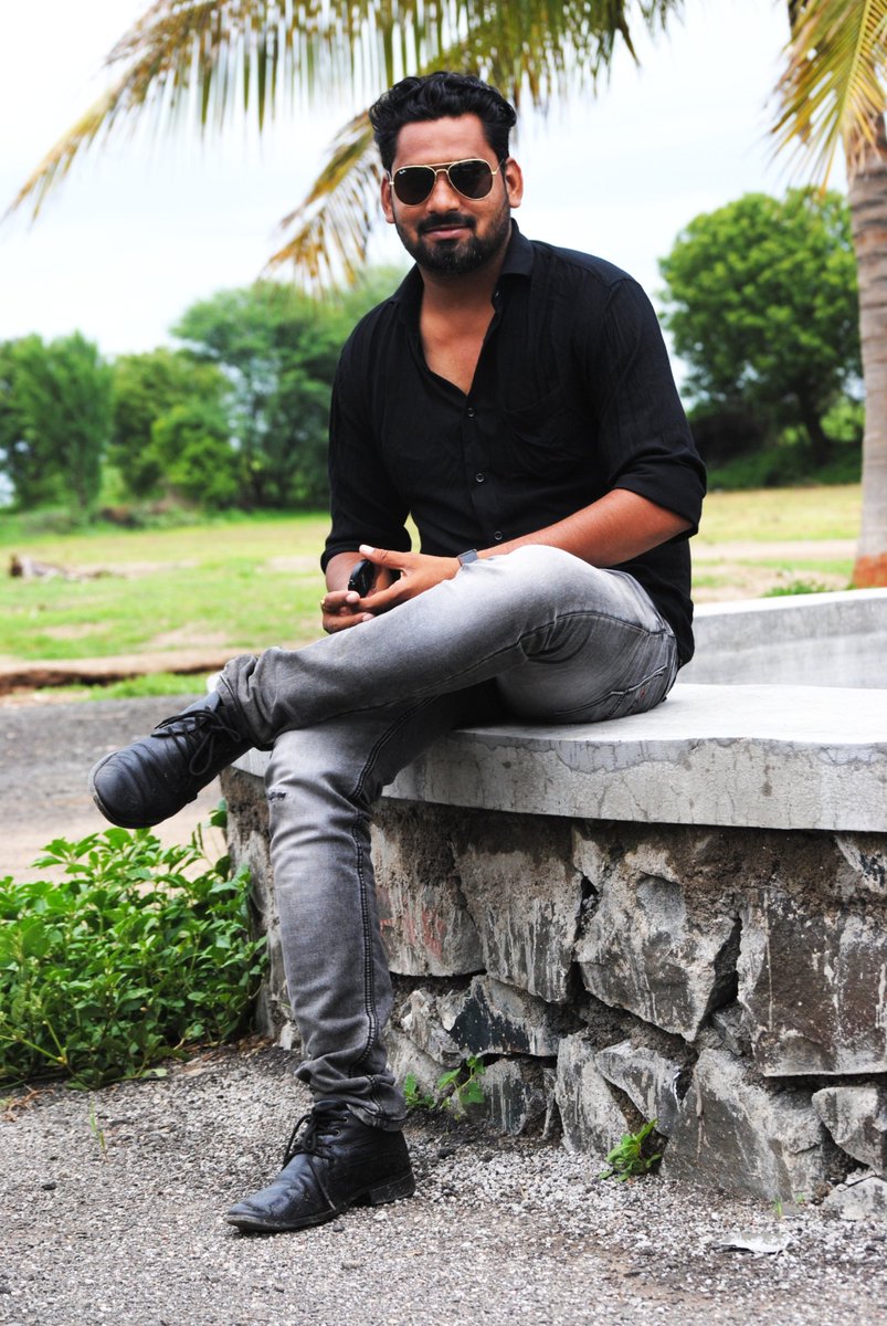 'आयुष्य फुलासारखं जगावं,
कोमेजून जाण्याआधी सुगंधाचं देणं देऊन जावं.'