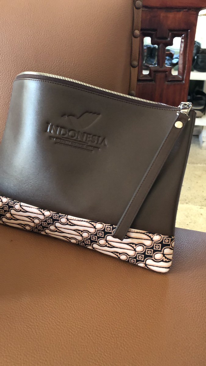 ResiQA's tweet photo. Thank you Kementerian Luar Negeri RI @DGMultilateral @SetMulti for sending me this lovely merchandise #SagaMultilateral episode 7, #DiplomasiPublik #IniDiplomasi #IndonesiaUntukDunia https://t.co/h5st9F3GtP