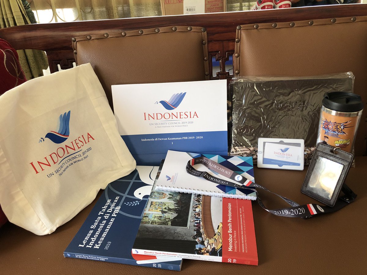 ResiQA's tweet photo. Thank you Kementerian Luar Negeri RI @DGMultilateral @SetMulti for sending me this lovely merchandise #SagaMultilateral episode 7, #DiplomasiPublik #IniDiplomasi #IndonesiaUntukDunia https://t.co/h5st9F3GtP