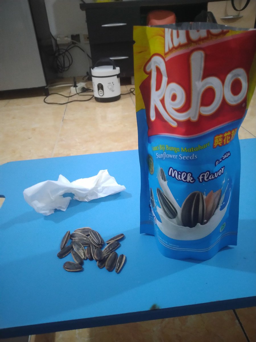 Magenthalight's tweet photo. @suzeecus Saya suka yg milk... Manis2 gimana gituh... Ya kek sayah lah bu dos..

Jgn muntah lo ya cin.... 😪😜🤦‍♀️ https://t.co/in6LO9BLeC