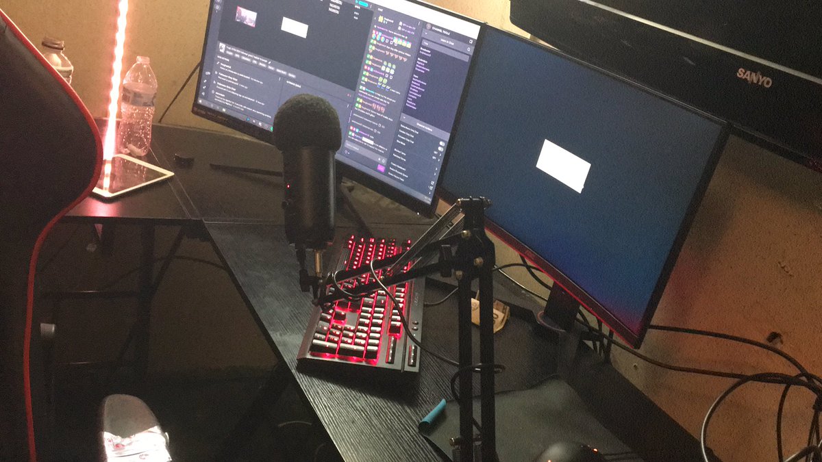 NicholasMiracl7's tweet photo. Crazy stream going on atm guys come show some love ant support https://t.co/c7Gm5HMRRg   #SmallStreamersConnect #SupportSmallStreamers #Streamer_RTs https://t.co/Gbrm0eS8sD