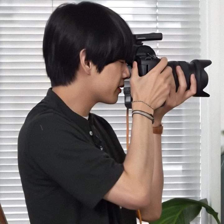 savejkth's tweet photo. #ARMYSelcaDay 

assim como o Tae eu sou apaixonada por fotografia, é pra mim é uma forma de "extravasar" de ver o mundo como eu quero.
grande parte das vezes eu não consigo conter a emoção quando estou fotografando e nem quero.
pode parecer engraçado mais quando eu tiro fotos, + https://t.co/YZWSeAwjKV