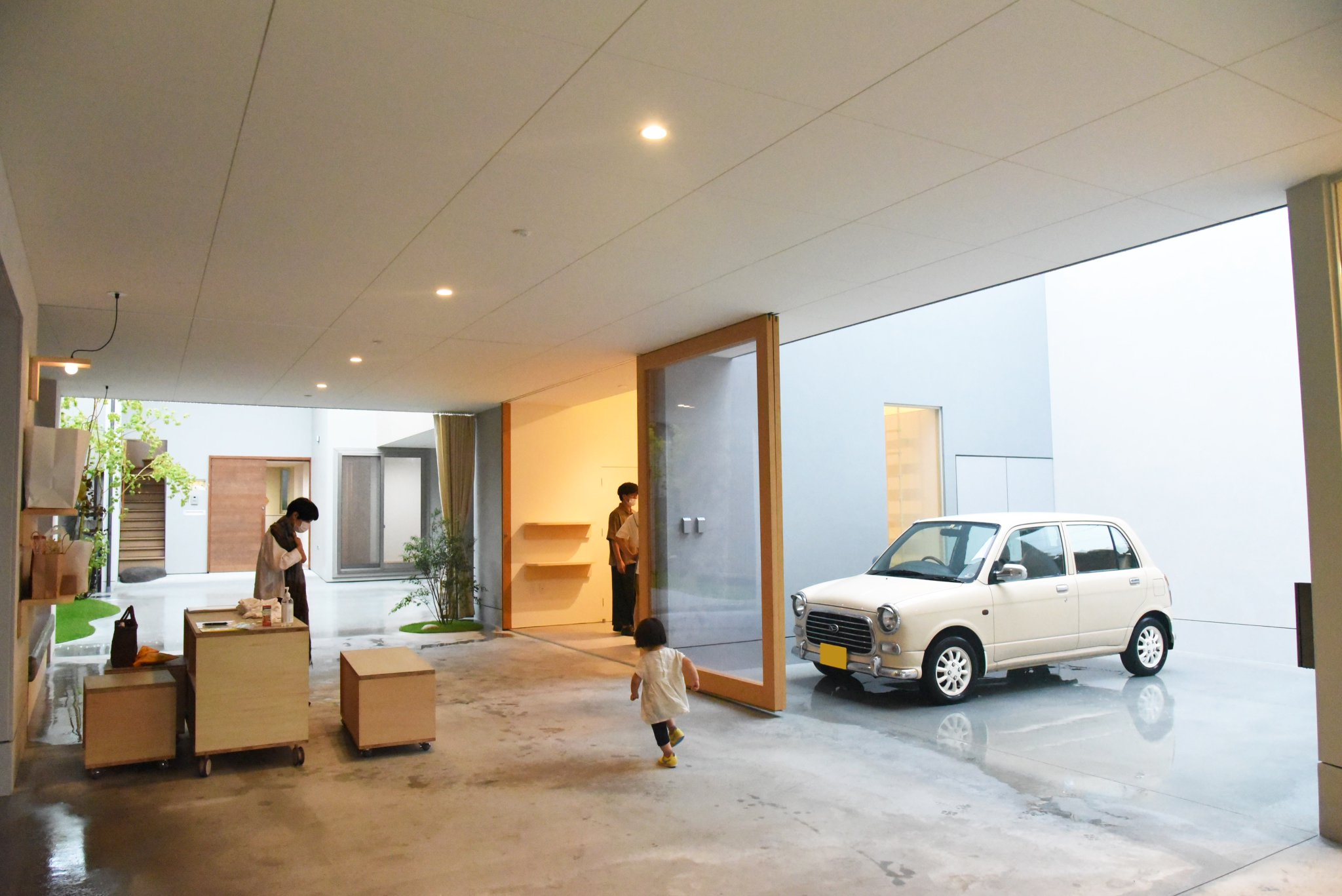 籔谷 祐介 Dot Studio設計 花水木ノ庭 内覧会へ 奥行きの長い敷地に対し 店舗 共用フリースペース ４つの住居 ２つは賃貸 が長屋形式で構成 駐車場を前面道路側に押し出さず中に組み入れることで通りに対しファサードを構成し 花水木通りの街並み
