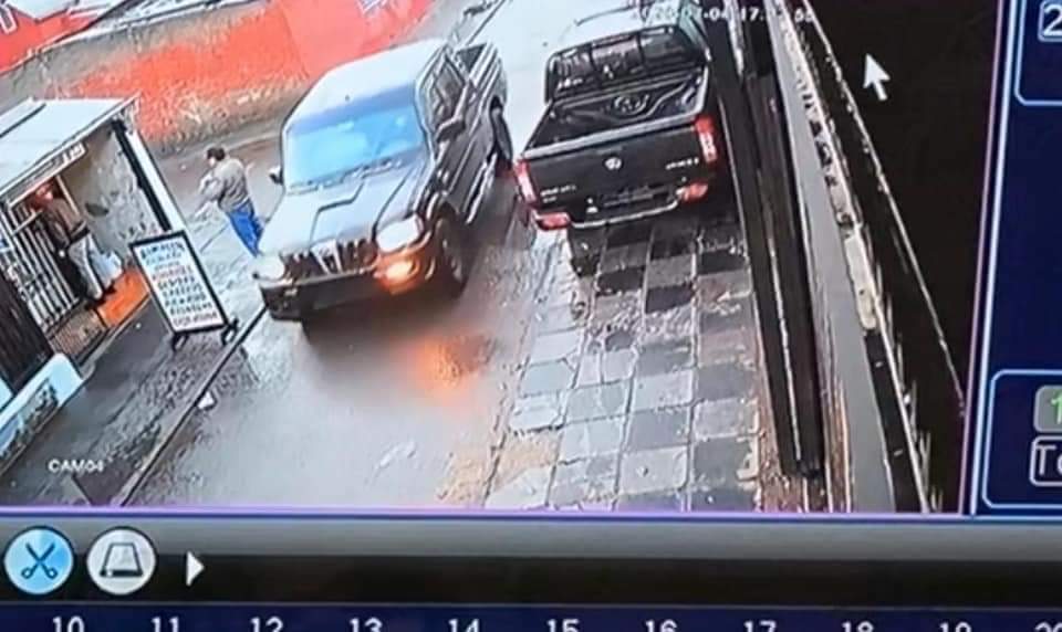 _mabelmabel_'s tweet photo. VIERON MI CAMIONETA EN #SANRAMON CUALQUIER COSA DM POR FAVOR DAR RT. ENTRAN A LAS CASAS DICIENDO QUE HARÁN TEST DE COVID Y LE ROBAN A LA GENTE #CacerolazoNacional https://t.co/fydfngcj6m
