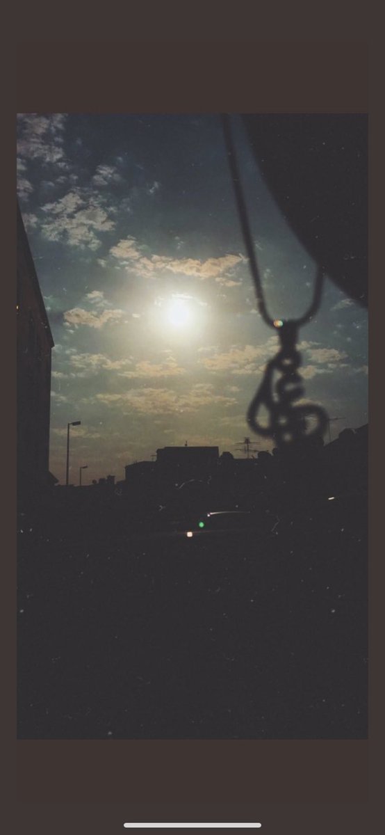 akidooxb's tweet photo. وحشني وجهِك الغايب ، وحشني صوتك المفقّود 💔 https://t.co/Oov36cAj1s