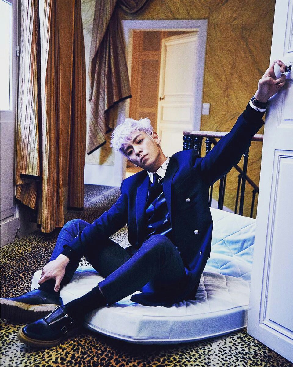 Stop flaunting your long legs tabi!!!!! #BIGBANG  #LetsMeetAgainTOP  @YG_GLOBALVIP