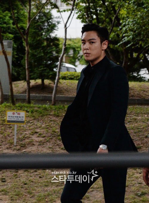 therapbasquiat's tweet photo. T.O.P was so mad at the media he just ghosted them. They had no footage of the secret fanmeet and only got to see him leaving the museum’s basement and after the fanmeet was over LMAO #LetsMeetAgainTOP #BIGBANG @YG_GlobalVIP https://t.co/9Gjmva0WTS