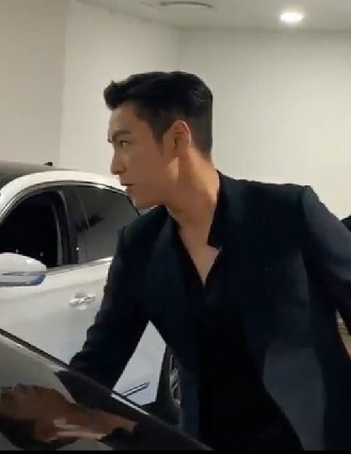 therapbasquiat's tweet photo. T.O.P was so mad at the media he just ghosted them. They had no footage of the secret fanmeet and only got to see him leaving the museum’s basement and after the fanmeet was over LMAO #LetsMeetAgainTOP #BIGBANG @YG_GlobalVIP https://t.co/9Gjmva0WTS