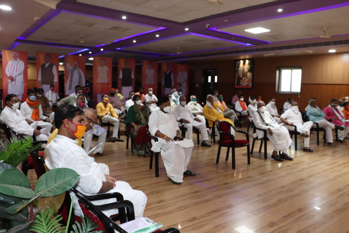 प्रदेश भाजपा कार्यालय, पटना में आयोजित पार्टी की क्षेत्रीय बैठक में भाग लेते हुए।