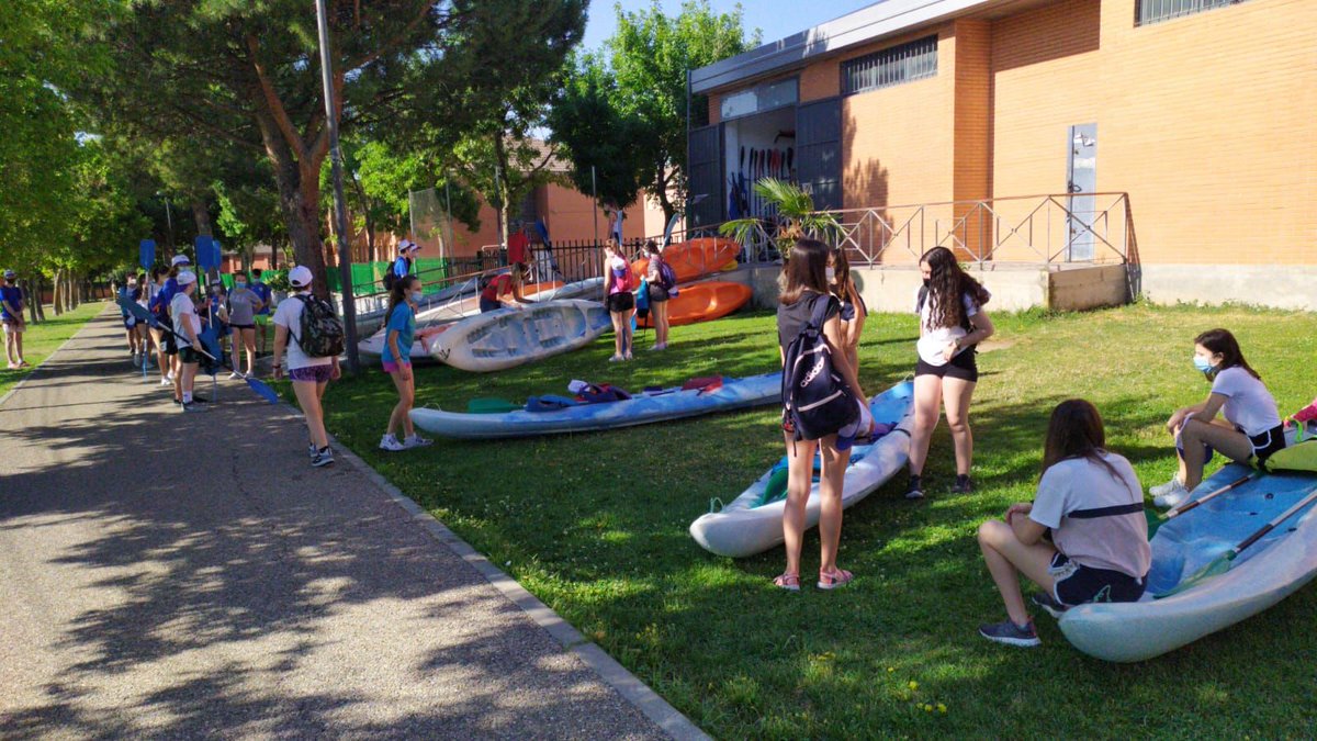 getafejoven's tweet photo. Comienzan la #CampañaVerano2020 @getafejoven. Los campamentos urbanos inician sus actividades con todas las medidas higiénico-sanitarias. Hoy piragüas en el Lago del SectorIII #CampamentosdeJuventud #OcioyTiempoLibre #Verano2020 #JuventudGetafe @aytogetafe https://t.co/1MWKVyt7Ku