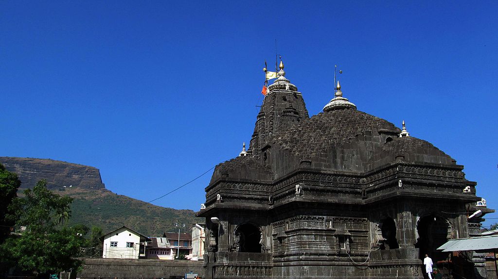 12 JYOTIRLINGS IN INDIA11) TRIMBAKESHWAR SHIVA TEMPLEPLACE- NASIK ( MAHARASHTRA)Kusavarta kunda (sacred pond) in the temple premises, built by Shrimant Sardar Raosaheb Parnerkar who was the Fadnavis of Indore State, is the source of the Godavari River.