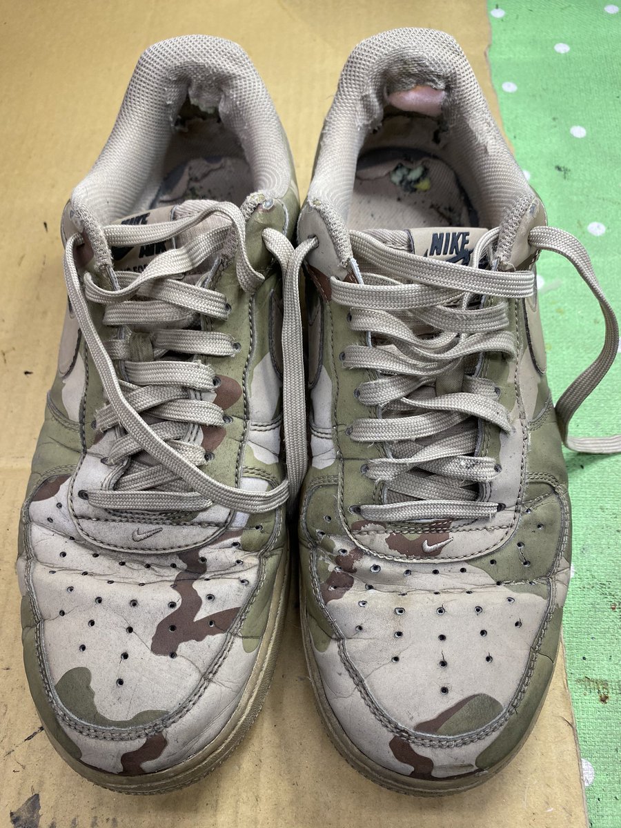 リペアマジック 修理実例 すべり革修理です スニーカー等のカカトの中側の破れの修理 クッション材が破損している場合はクッション部分も補修してから 修理もできます スエード革にて破損部分を修理します ミシン縫いと接着で仕上げます