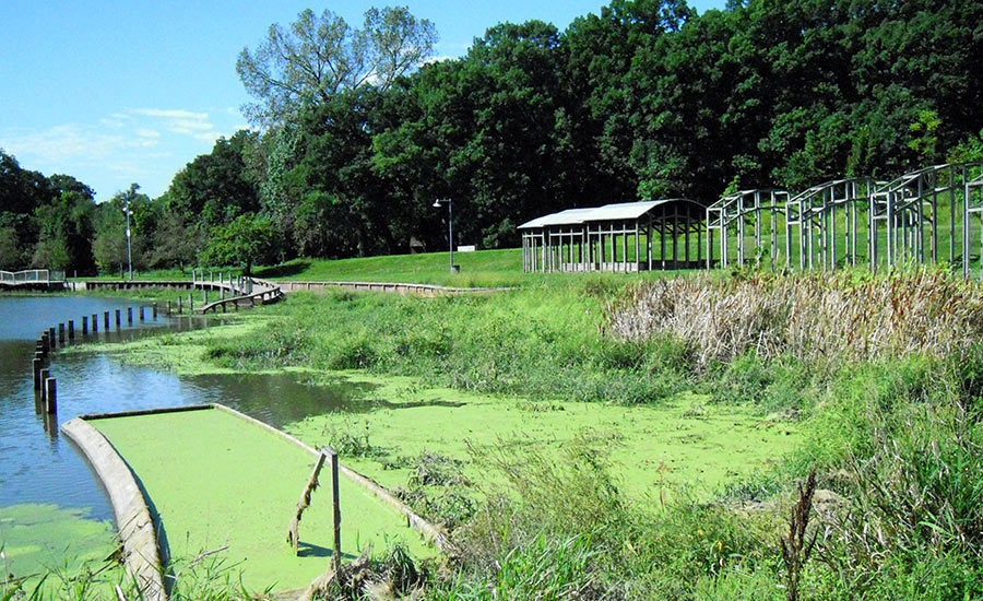 Greenwood Pond: Double Site peyzaj mimarlığı ve sanatı bir araya getiren sanatçı Mary Miss'e ait bir sanat projesi. Bir süre sonra rampayı sucul bitkiler ele geçirmiş. bit.ly/3gy6qBY   bit.ly/2NYX9XA
