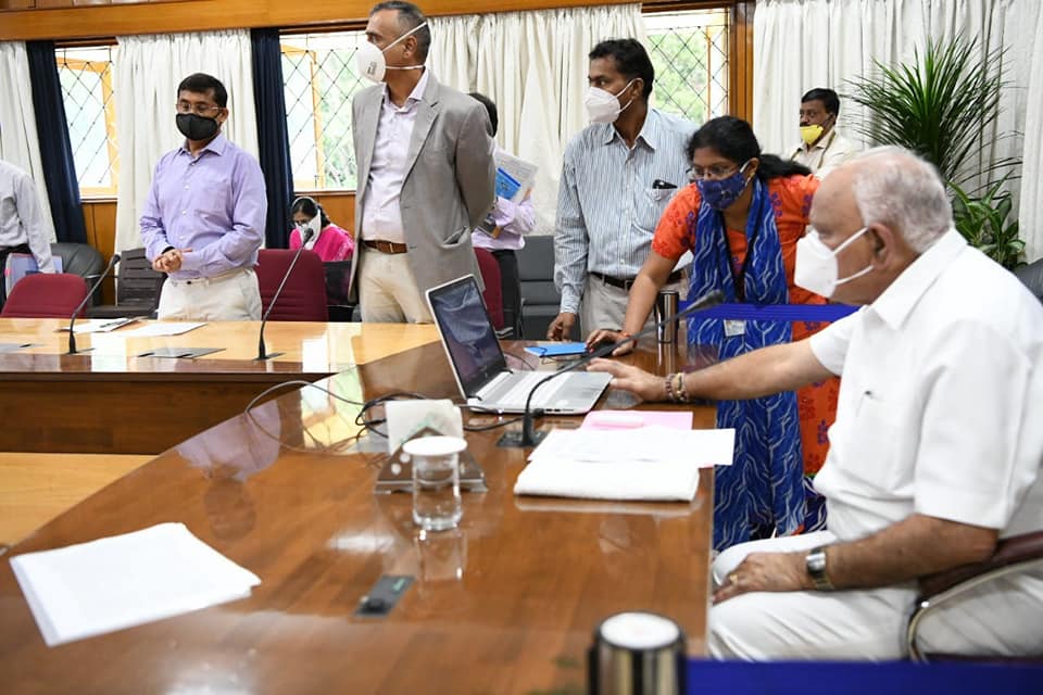 BJP4Karnataka's tweet image. ಸನ್ಮಾನ್ಯ ಮುಖ್ಯಮಂತ್ರಿಗಳಾದ ಶ್ರೀ @BSYBJP ಅವರು ಇಂದು ಗೃಹ ಕಚೇರಿ ಕೃಷ್ಣಾದಲ್ಲಿ ಕೈಮಗ್ಗ ಮತ್ತು ಜವಳಿ ಇಲಾಖೆಯ ವತಿಯಿಂದ ನೇಕಾರ ಸಮ್ಮಾನ ಯೋಜನೆಯಡಿ ಕೈಮಗ್ಗ ನೇಕಾರರಿಗೆ ನೇರ ನಗದು ವರ್ಗಾವಣೆಗೆ ಚಾಲನೆ ನೀಡಿದರು. 

ಈ ಸಂದರ್ಭದಲ್ಲಿ ಜವಳಿ ಸಚಿವರಾದ ಶ್ರೀ @ShrimantPatil2 ಮತ್ತು ಅಧಿಕಾರಿಗಳು ಉಪಸ್ಥಿತರಿದ್ದರು.