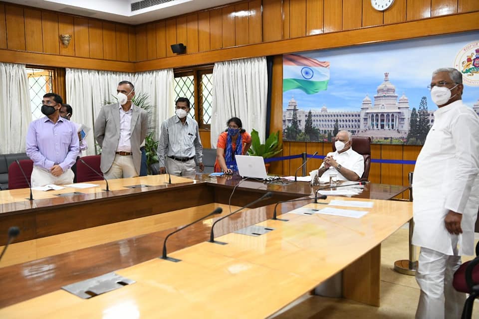 BJP4Karnataka's tweet image. ಸನ್ಮಾನ್ಯ ಮುಖ್ಯಮಂತ್ರಿಗಳಾದ ಶ್ರೀ @BSYBJP ಅವರು ಇಂದು ಗೃಹ ಕಚೇರಿ ಕೃಷ್ಣಾದಲ್ಲಿ ಕೈಮಗ್ಗ ಮತ್ತು ಜವಳಿ ಇಲಾಖೆಯ ವತಿಯಿಂದ ನೇಕಾರ ಸಮ್ಮಾನ ಯೋಜನೆಯಡಿ ಕೈಮಗ್ಗ ನೇಕಾರರಿಗೆ ನೇರ ನಗದು ವರ್ಗಾವಣೆಗೆ ಚಾಲನೆ ನೀಡಿದರು. 

ಈ ಸಂದರ್ಭದಲ್ಲಿ ಜವಳಿ ಸಚಿವರಾದ ಶ್ರೀ @ShrimantPatil2 ಮತ್ತು ಅಧಿಕಾರಿಗಳು ಉಪಸ್ಥಿತರಿದ್ದರು.