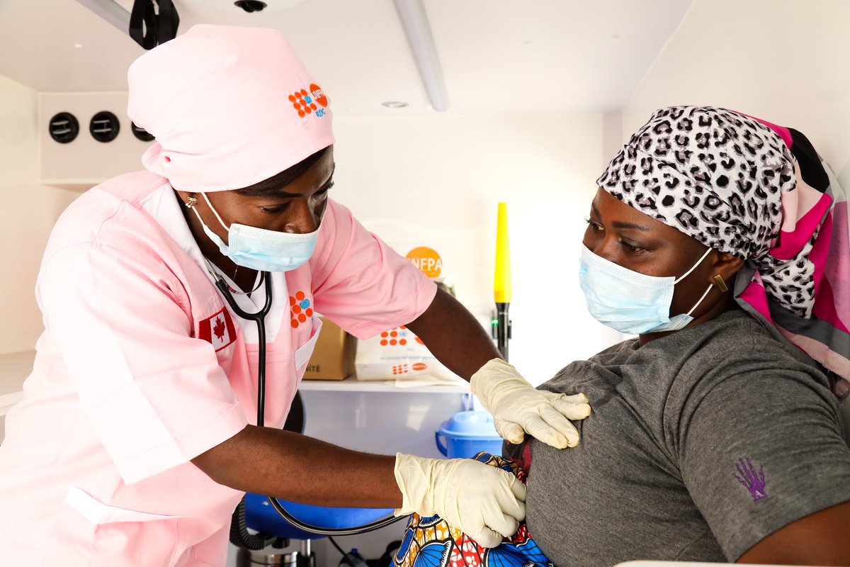 UNFPARDC's tweet photo. #COVID19, protéger la femme enceinte, le nouveau-né &amp; la Sage-femme. @UNFPARDC travaille en synergie avec les autres acteurs:
✅ 60 maternités de #Kinshasa couvertes
✅ +100 agents santé formés
Part:
@OMSRDCONGO
@CMR_Covid19_RDC
#SCOSAF
🙏🏽🇨🇦
🙏🏽🇸🇪
🙏🏽DFID
@Atayeshe @world_midwives https://t.co/tdTvUE3tkD