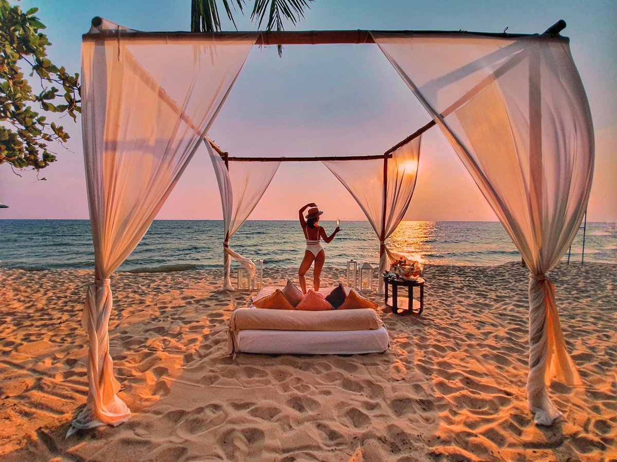 LaVerandaResort's tweet photo. The day’s last light reflects off the ocean, shimmering in the calm dusk air. Nestled together on the soft white sands, you sip fine Champagne and gaze out at the radiant gold and crimson of the dazzling twilight sky. 
Summer Offers: https://t.co/8XgbOTjY0n. https://t.co/Zkw9B8nNz7