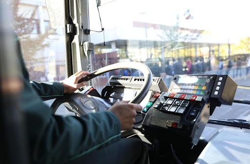 le_Parisien's tweet photo. Un chauffeur de bus en état de mort cérébrale après une violente agression à Bayonne

➡️ Il a refusé des usagers qui n'avaient pas de titre de transport et n'étaient pas porteurs de masques >
https://t.co/s7LIWdTlJ7 https://t.co/Jeaz81x3uw