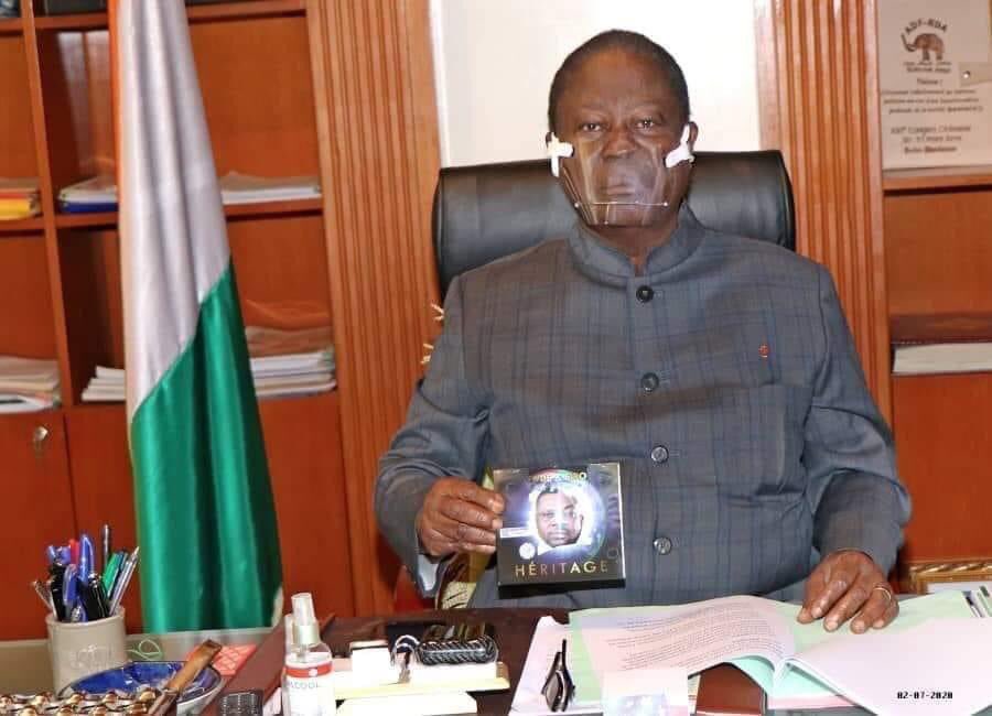 CotedIvoire_off's tweet photo. #PresidentielleCiv2020 

Le Candidat du PDCI RDA , M Henri K. Bedié avec son CD de l’album Héritage de Yodé et Siro 😅 https://t.co/oyTiA1rupj