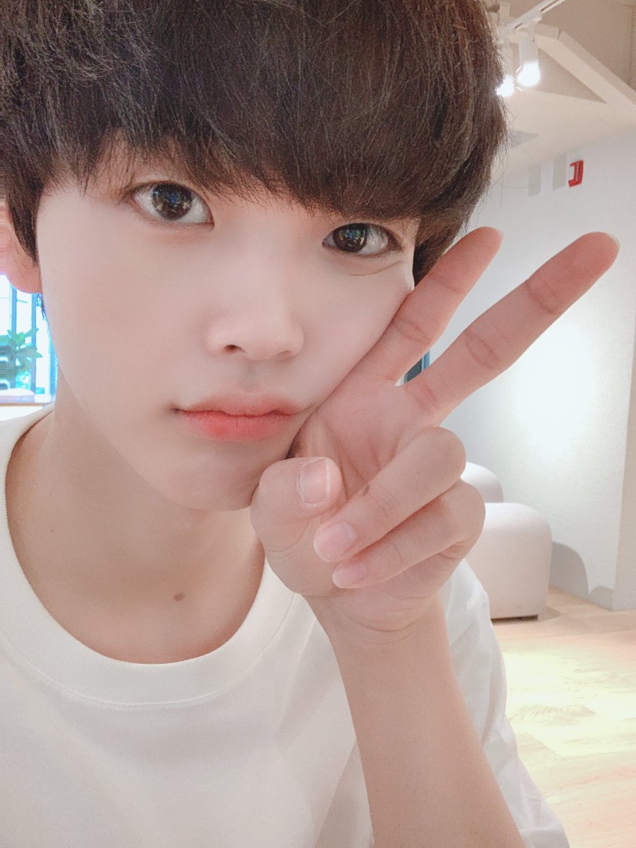 CRAVITY_twt's tweet photo. 러비티~ 뭐하시고 계세요??
저는 열심히 연습 중이에요😝
저녁 뭐 먹을까요? 고민중..🤔

#크래비티 #형준 https://t.co/6rTpdH8n9e