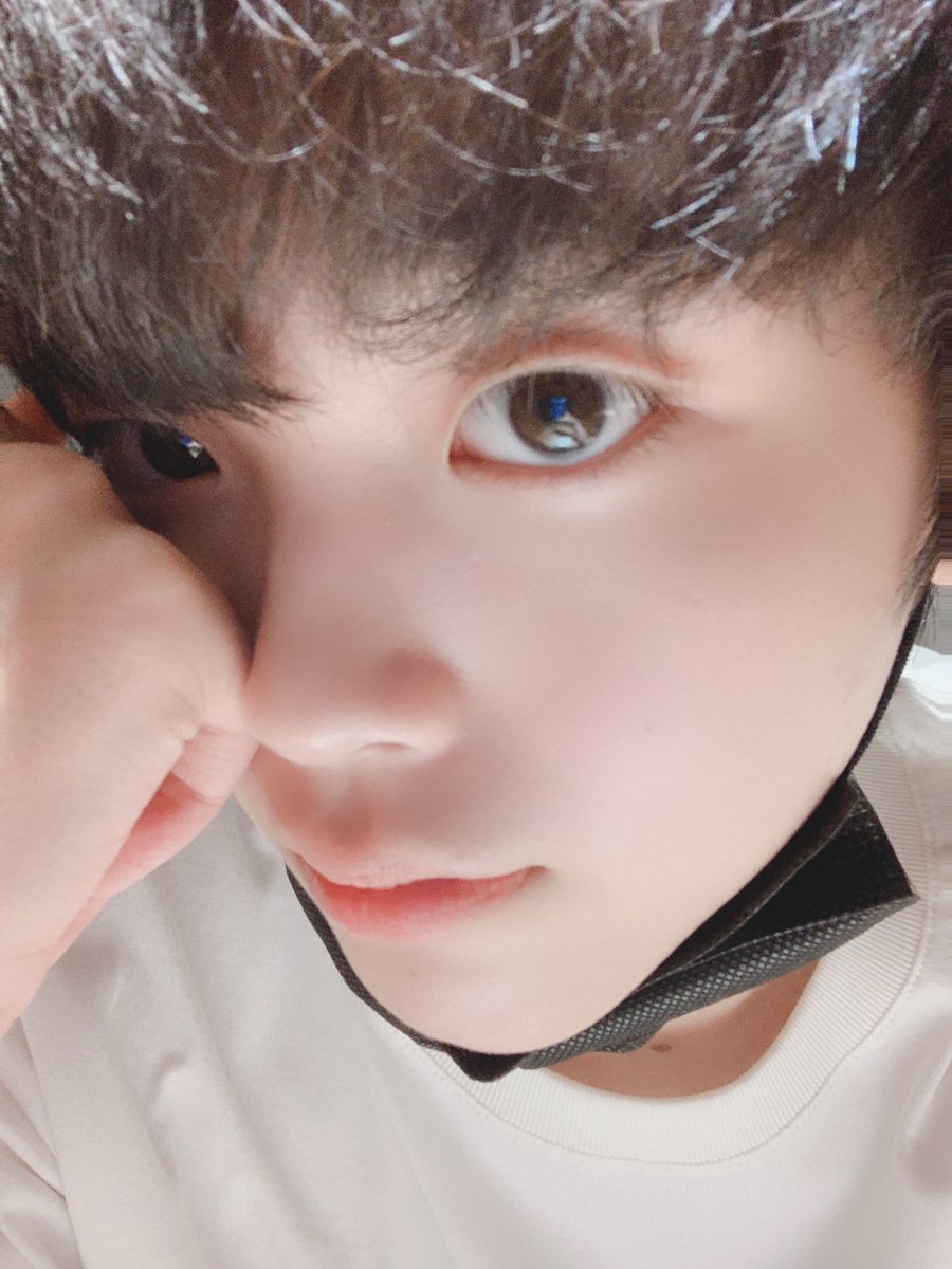 CRAVITY_twt's tweet photo. 러비티~ 뭐하시고 계세요??
저는 열심히 연습 중이에요😝
저녁 뭐 먹을까요? 고민중..🤔

#크래비티 #형준 https://t.co/6rTpdH8n9e