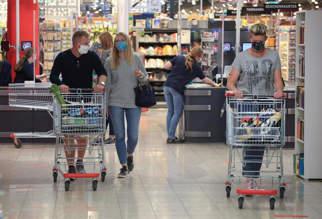 ReutersBiz's tweet photo. Euro zone retail sales in record rebound in May as lockdowns eased https://t.co/J6pj4ZqOfP https://t.co/9NA0bfSkEv