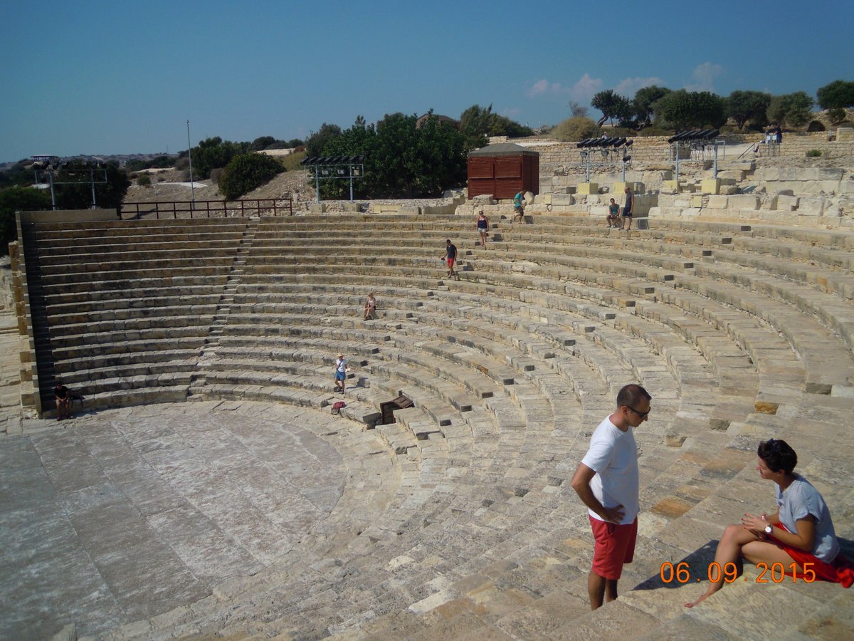 The Greco-Roman theatre of  #Kourion, on the SW coast of  #Cyprus, was built in the II BC on the northern slope of the ancient city-kingdom, but took its current dimensions during the II AD. Around the circular orchestra, the cavea could seat +3,500 spectators  #MuseumsUnlocked 6/16