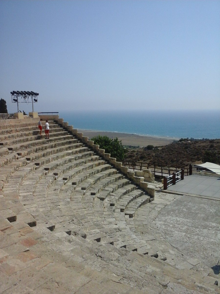 The Greco-Roman theatre of  #Kourion, on the SW coast of  #Cyprus, was built in the II BC on the northern slope of the ancient city-kingdom, but took its current dimensions during the II AD. Around the circular orchestra, the cavea could seat +3,500 spectators  #MuseumsUnlocked 6/16