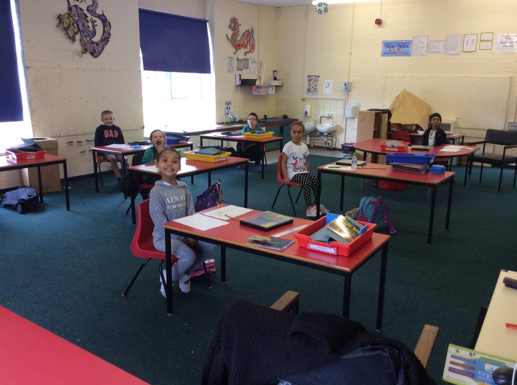 Springwood_Prm's tweet image. #cardiffcouncil #Spring_Prm Dosbarth Monmouth making 2 and 3-digit numbers with numicon and dienes.