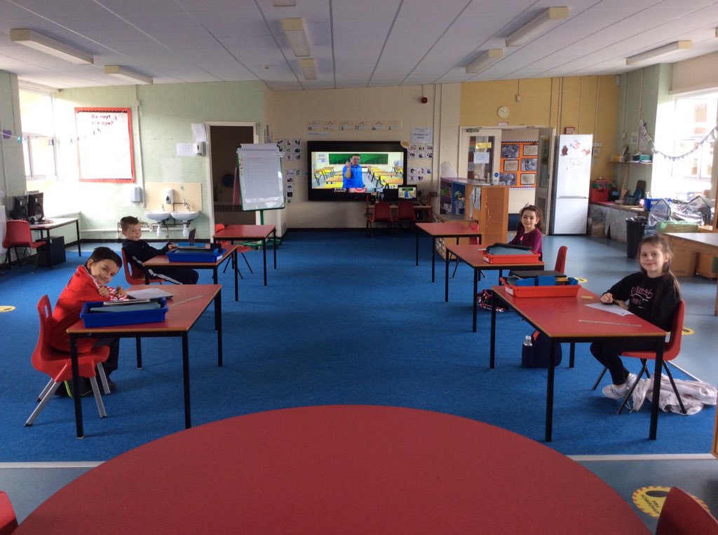 Springwood_Prm's tweet image. #cardiffcouncil #Spring_Prm Dosbarth Monmouth making 2 and 3-digit numbers with numicon and dienes.