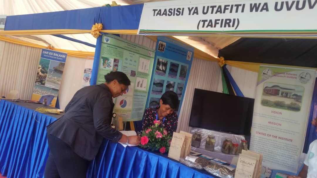 #Tafiri  Dr Mary Kishe  Mtafiti atembelea Banda letu,na kupiga picha na Samaki ambaye  ni  kuvutio kwa Wageni wengi Silikanti.#sabasaba 2020.

<a href="/tafirihq/">TAFIRI</a> 
<a href="/wizaramifuguvuv/">wizaramifugouvuvi</a>
<a href="/wiomsa/">WIOMSA</a>
<a href="/IKimirei/">Ismael Kimirei</a>