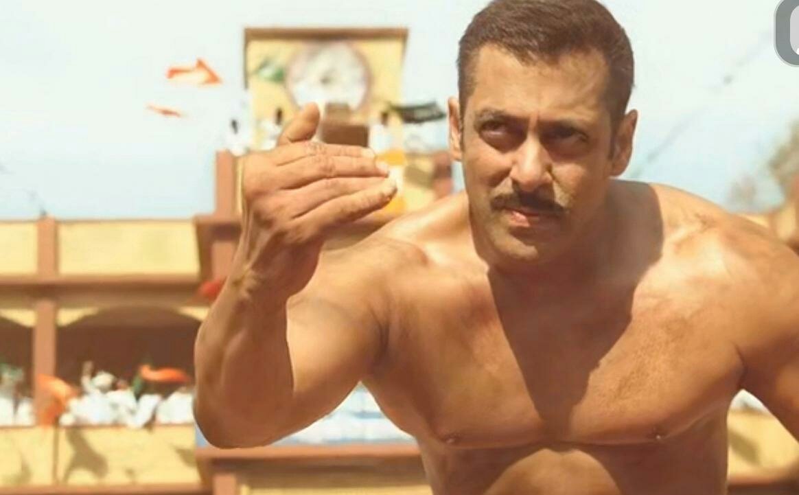  #4YearsOfSultanFilm Holds The All Time Record of Collecting ₹30 Crore+ In Its First 5 Consecutive Days, Which No Other Bollywood Films Has Achieved Till Now.. ALL TIME RECORD!Day1 - 36.5 CrDay2 - 37.3 CrDay3 - 32.4 CrDay4 - 36.6 CrDay5 - 38.1 Cr180C. In 5 DAYS(8/12)