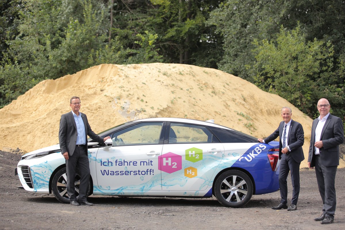 VdWRW's tweet photo. Heizen mit Eis und Bauen mit #Holz: Im Solarhaus der Unnaer #UKBS treffen sich umweltfreundliche Solaranlage und Eisspeicher-Heizsystem. Weiter geht´s mit dem UKBS-#Wasserstoff|mobil nach #Selm @kreis_UN @GdWWohnen @gedaschko @KaczmarekOliver https://t.co/R6lh3CExMz