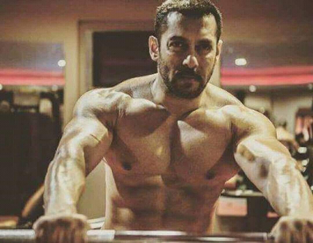  #4YearsOfSultan  #SalmanKhan Went Into 3 Physical Transformations and Worked Hard Day & Night For This Movie..!Gained 35Kg+ Weight For The PRE TRAINING Part and Lost 40Kg+ For The MMA Part...Dedication Level !He Learned Haryanvi & Had To Take Special MMA Training!(10/12)