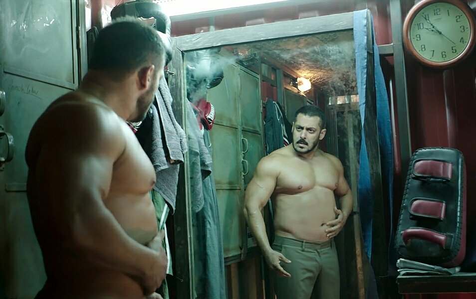  #4YearsOfSultan  #SalmanKhan Went Into 3 Physical Transformations and Worked Hard Day & Night For This Movie..!Gained 35Kg+ Weight For The PRE TRAINING Part and Lost 40Kg+ For The MMA Part...Dedication Level !He Learned Haryanvi & Had To Take Special MMA Training!(10/12)