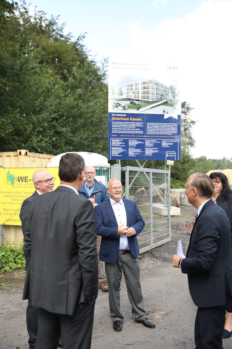 VdWRW's tweet photo. Heizen mit Eis und Bauen mit #Holz: Im Solarhaus der Unnaer #UKBS treffen sich umweltfreundliche Solaranlage und Eisspeicher-Heizsystem. Weiter geht´s mit dem UKBS-#Wasserstoff|mobil nach #Selm @kreis_UN @GdWWohnen @gedaschko @KaczmarekOliver https://t.co/R6lh3CExMz