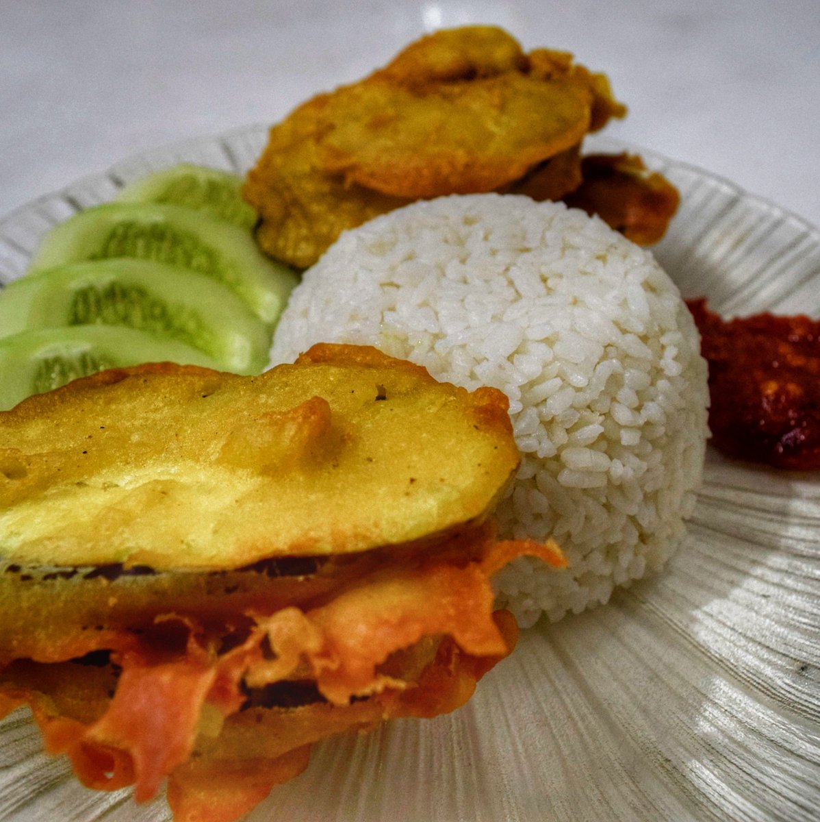 warunggangbuntu's tweet photo. Warung Makan Gang Buntu

Serba Penyetan:
Ayam Penyet
Lele Penyet
Tahu Penyet
Tempe Penyet
Terong Penyet

Harga mulai 8 ribuan!
09.00-19.00

Dapat dipesan di: 
GrabFood > https://t.co/YYkYxdkJ2m
GoFood > https://t.co/kJxnU8Nfmr

Spesial Khusus Ojol > 8K https://t.co/q2qOJvDF63
