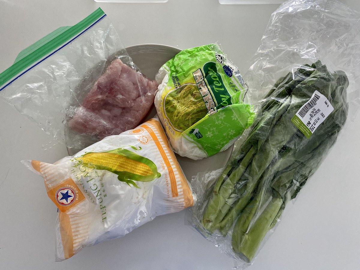 Nattachai_JJ's tweet photo. For me and my housemate lunch box 🍲 。 https://t.co/xPrfC11PTU