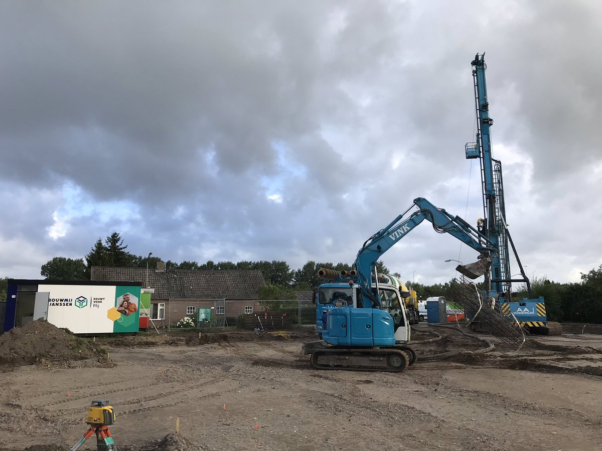 Het startsein is gegeven. De boorpalen voor de 8 woningen van plan Petershof in Boxtel gaan vandaag de grond in.